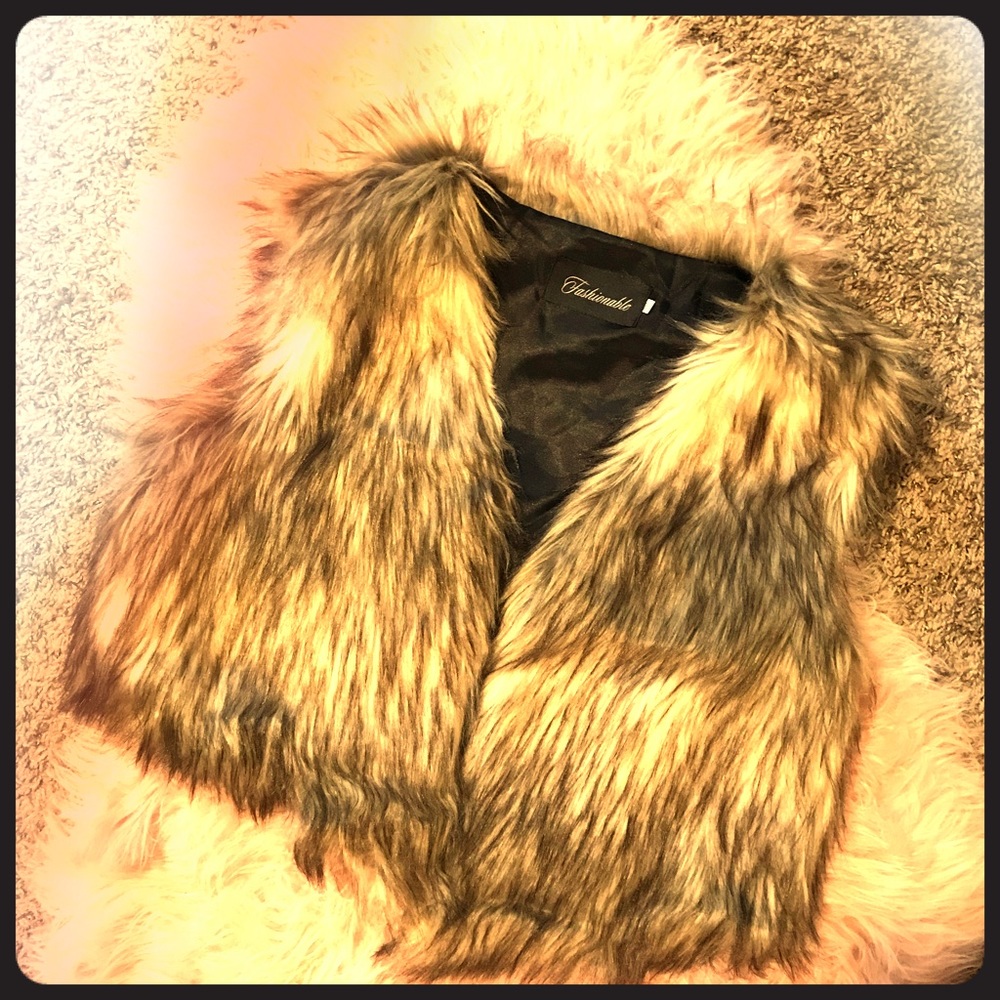 💕🆕NWOT Adorable faux fur vest size large